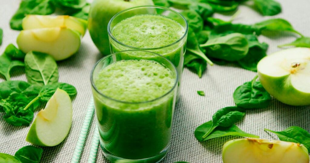 Homemade green smoothie featuring apples and spinach, designed for weight loss and nutritious benefits.