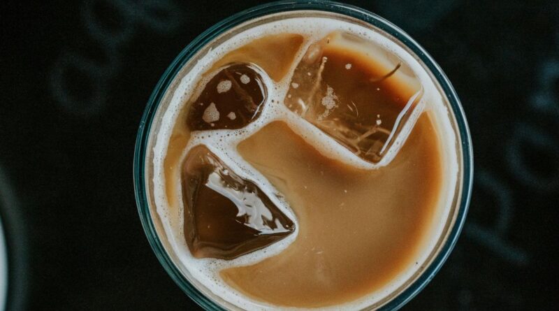 Step-by-step guide on making iced tea at home, featuring ingredients and brewing techniques for a refreshing drink.